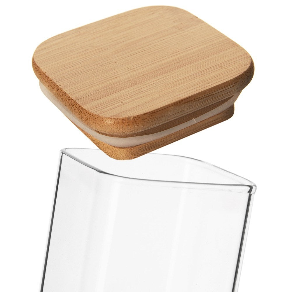 Una tapa de madera con sello de silicona flota sobre un recipiente de vidrio.