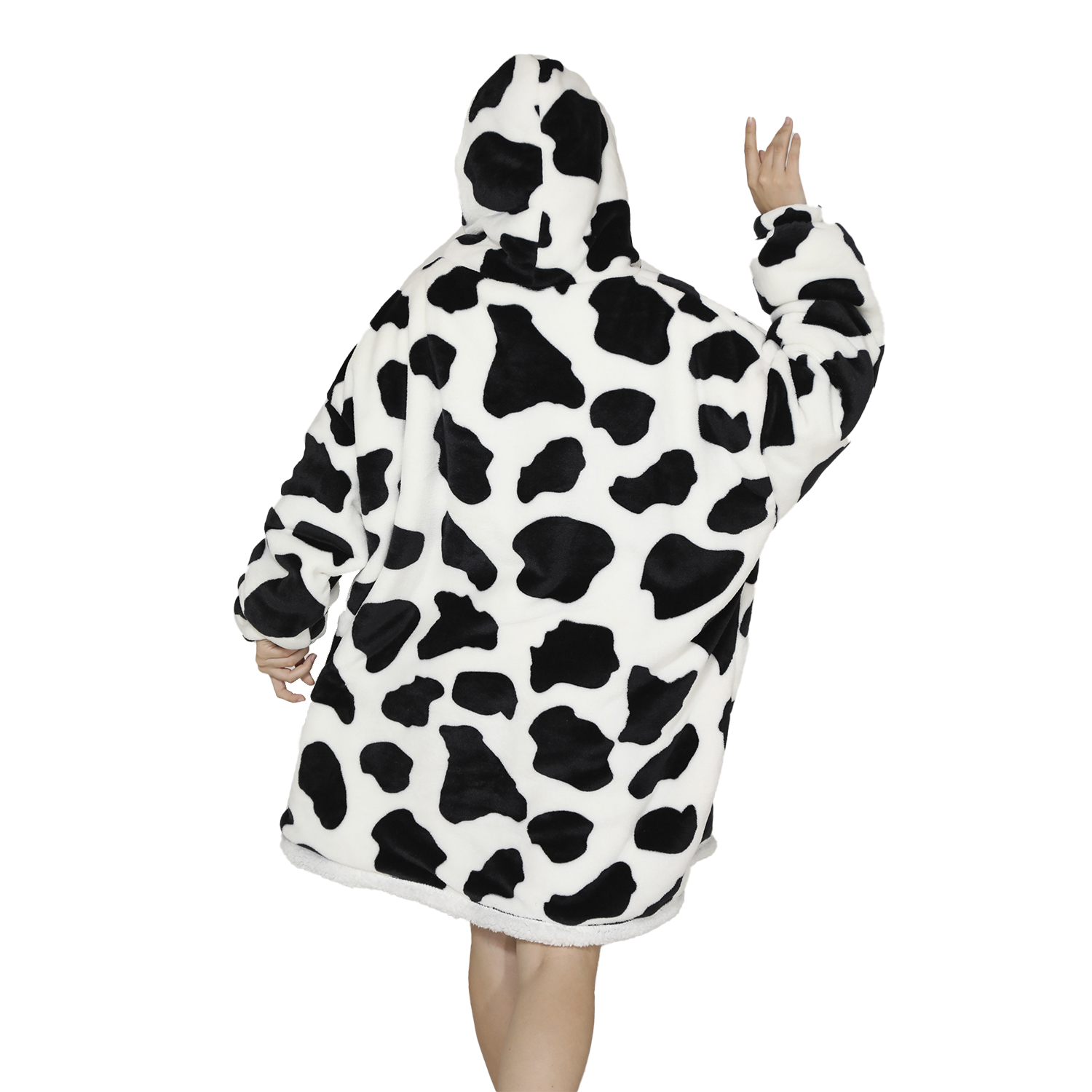 Vista trasera de una persona con un sudadera extragrande de estampado de vaca.