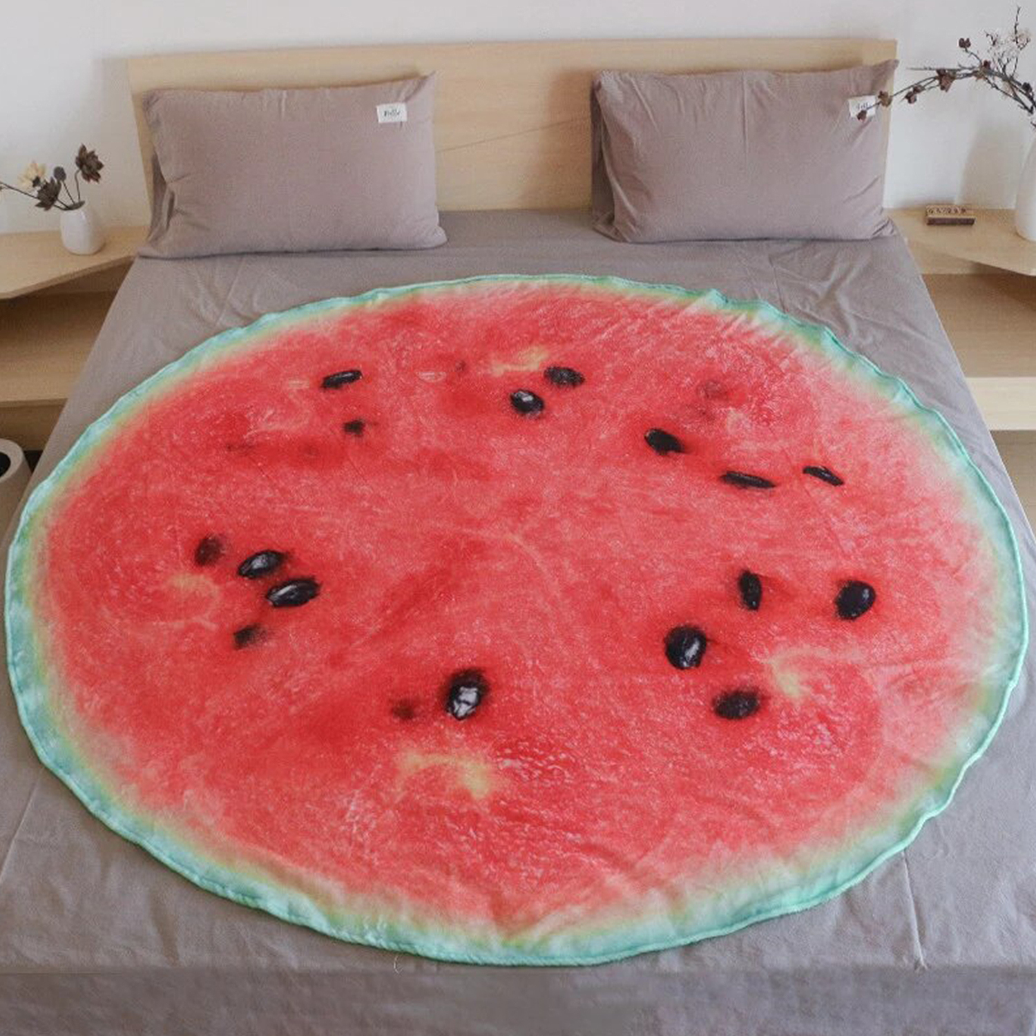 Tappeto rotondo a fetta di anguria con semi su un letto.