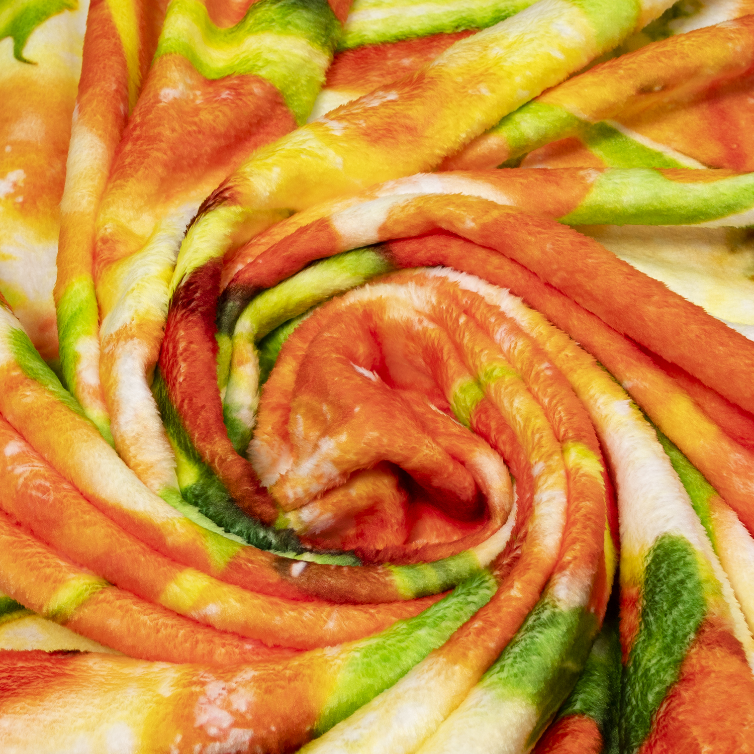 Un primo piano di una coperta vorticosa con motivi arancioni, gialli e verdi.