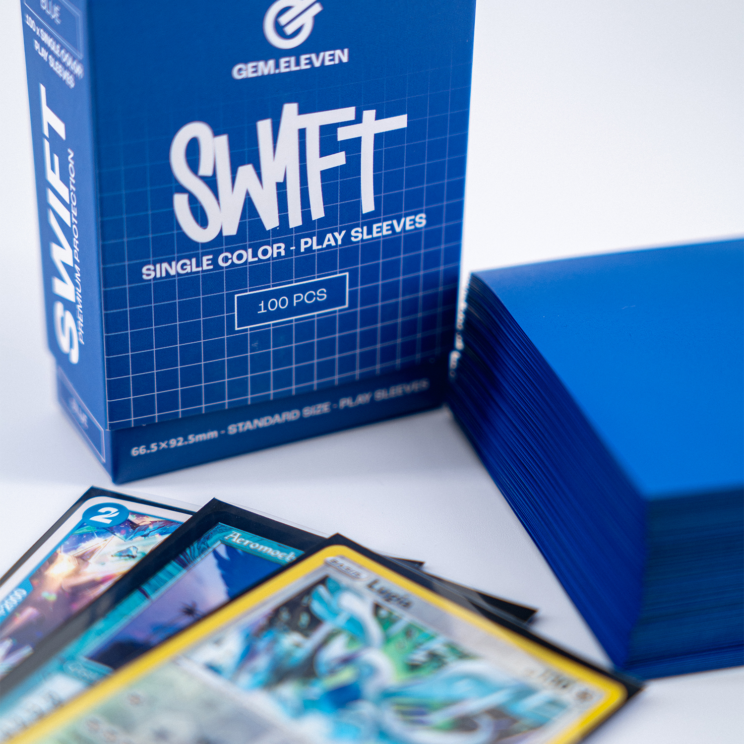 Blaue Spielkartenhüllen und eine Schachtel mit der Aufschrift SWIFT.