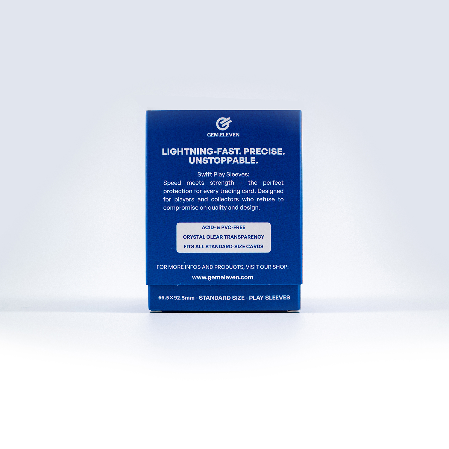 Blaue Verpackung für Spielkarten mit Text über Schutz und Größe.