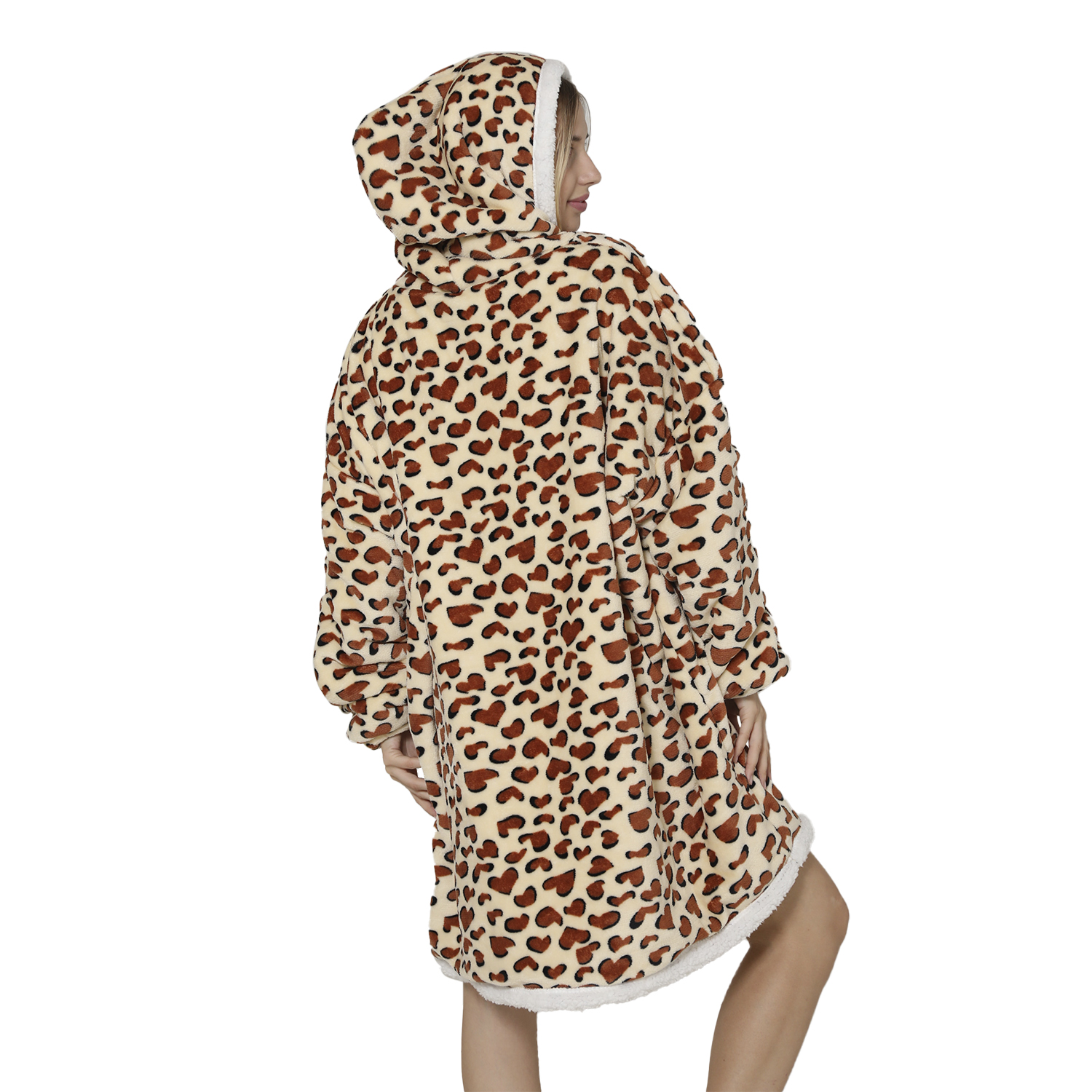 Eine Frau trägt einen übergroßen Hoodie mit Leopardenmuster und Herzen.