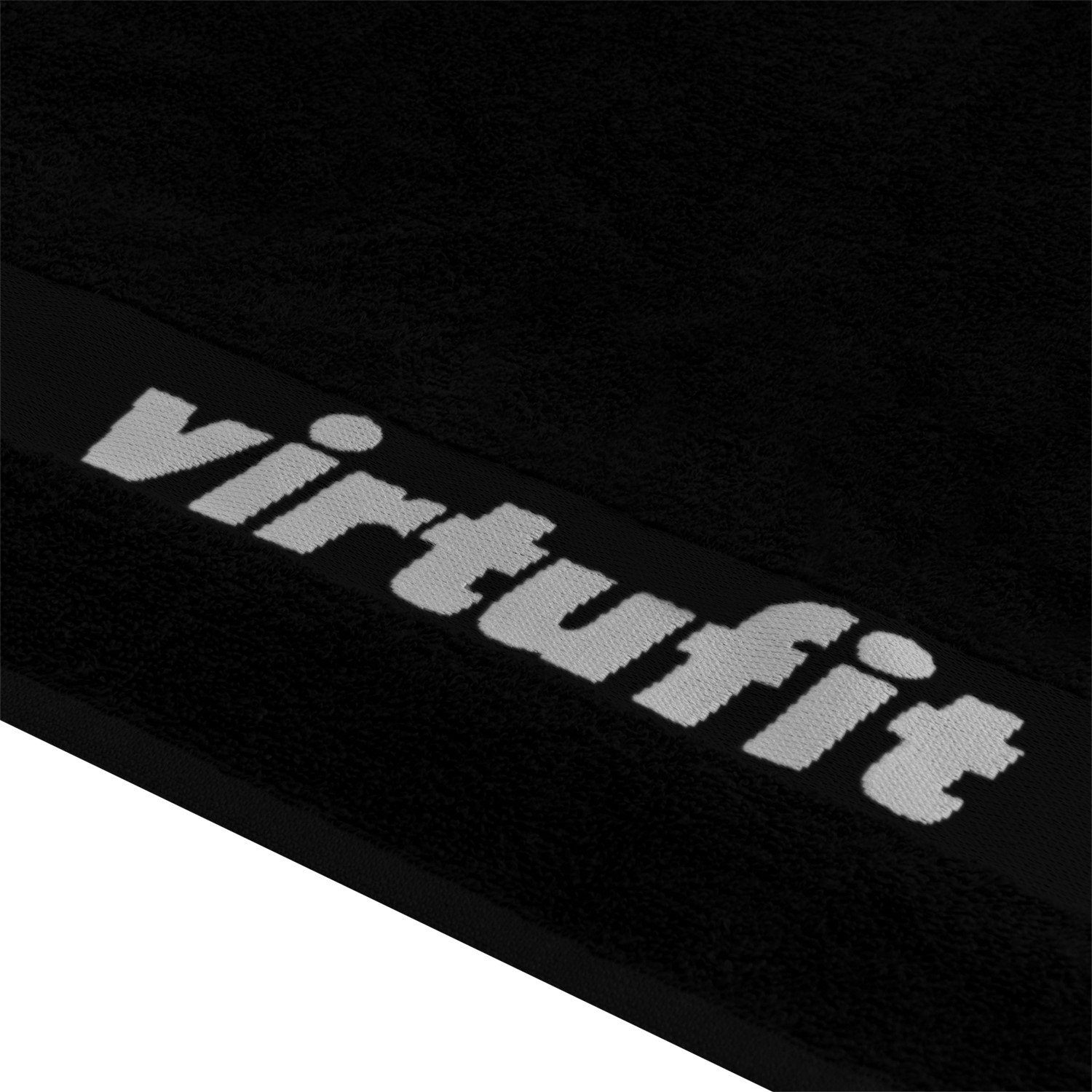 Schwarzes Handtuch mit weißem "Virtufit"-Logo auf einem Band.
