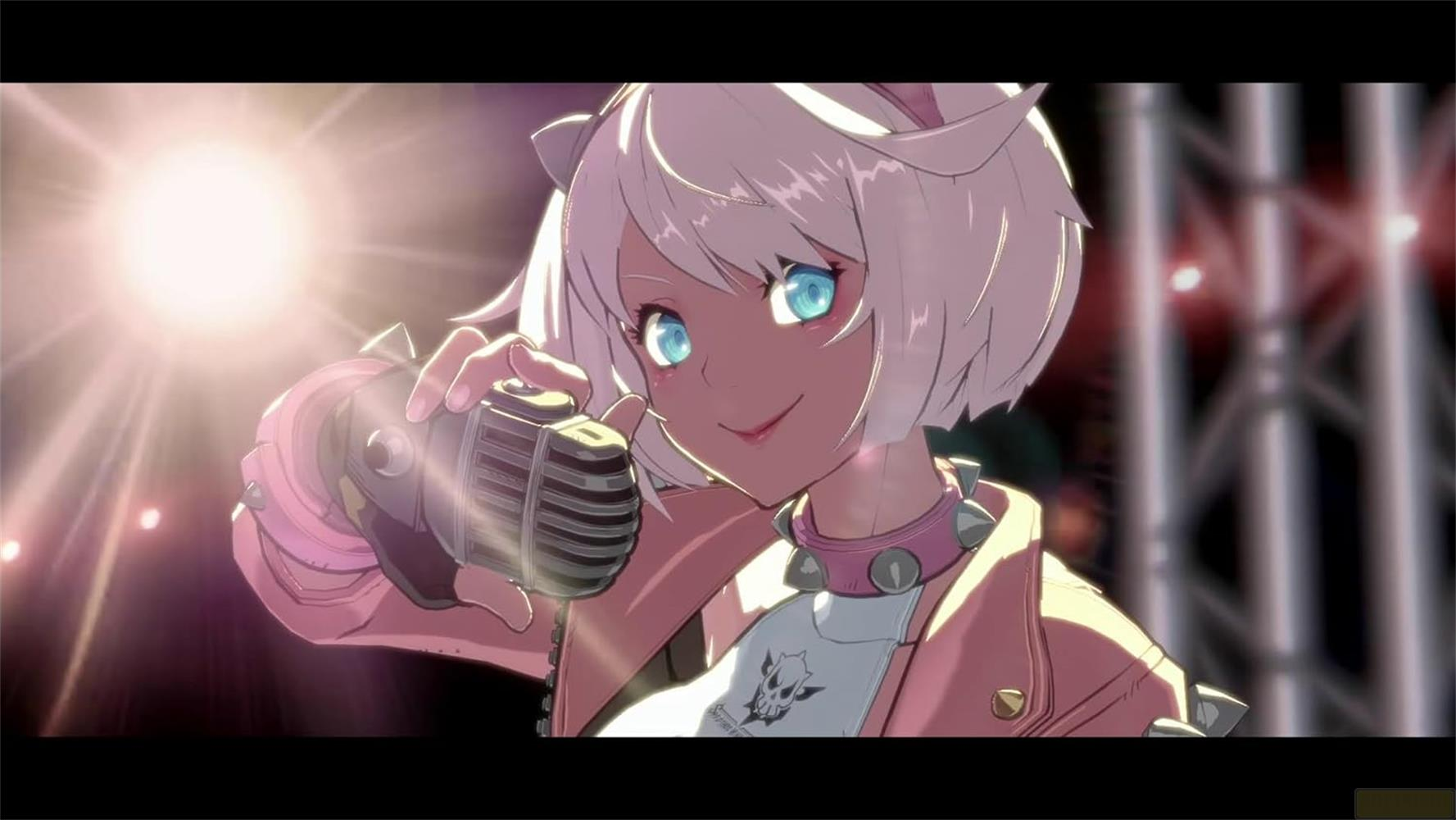 Cantante anime con capelli bianchi e occhi blu tiene un microfono sul palco.