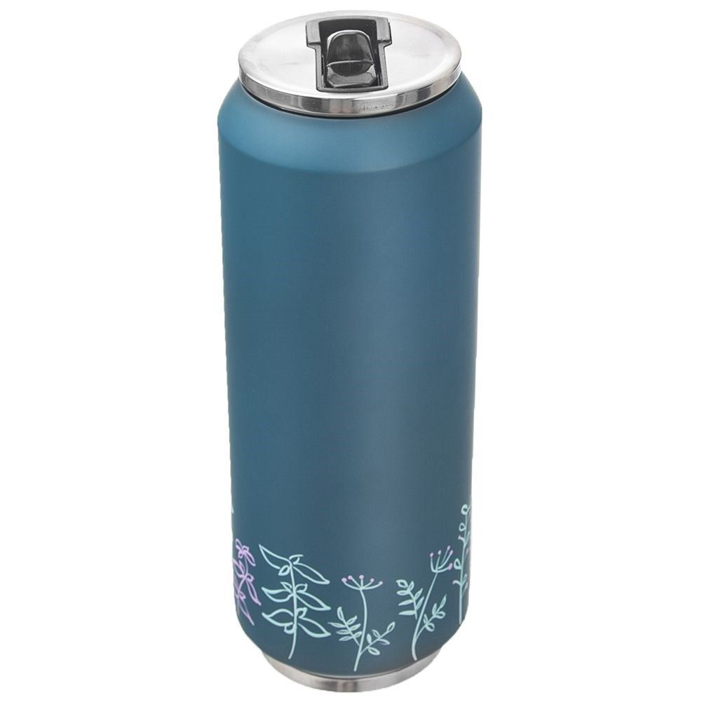 Un vaso azul con tapa plateada y patrones florales en la parte inferior.