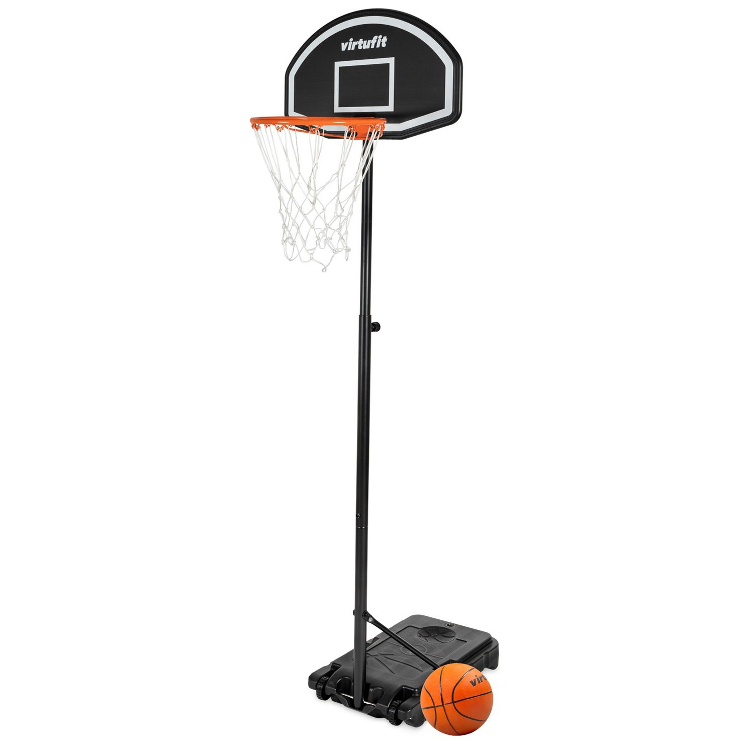 Ein tragbarer Basketballkorb mit orangefarbenem Ring, weißem Netz, schwarzem Brett und Sockel. Ein orangefarbener Ball liegt am Boden.