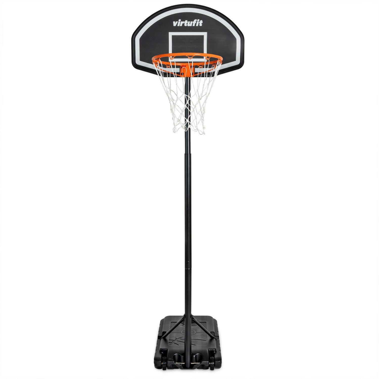 Ein freistehender Basketballkorb mit schwarzem Brett, orangefarbenem Ring und Netz.