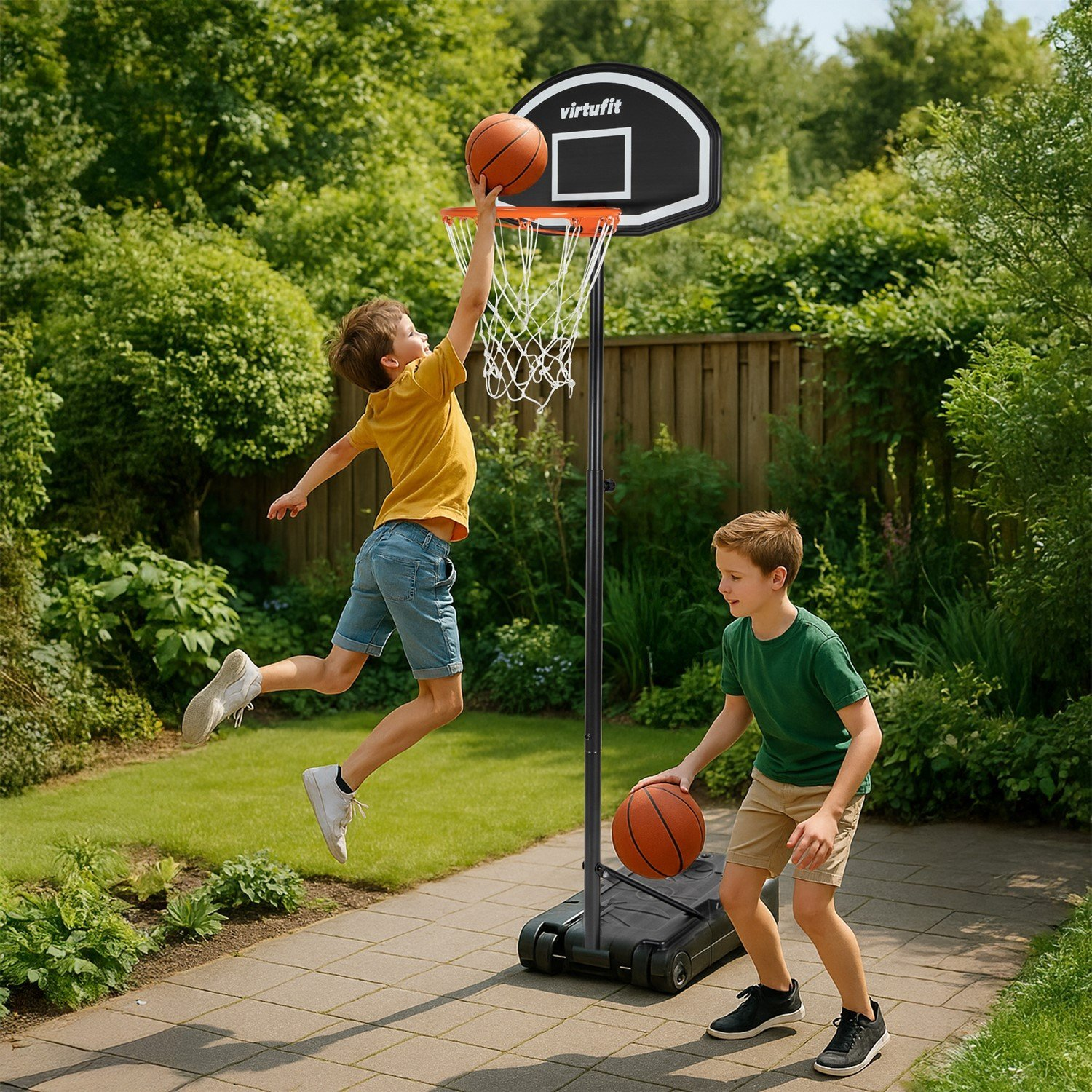 Zwei Jungen spielen Basketball im Hinterhof. Einer springt zum Dunk, der andere dribbelt.