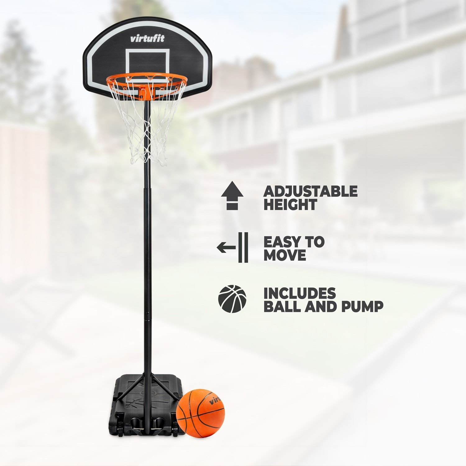 Ein höhenverstellbarer Basketballkorb mit Ball und Pumpe im Freien.