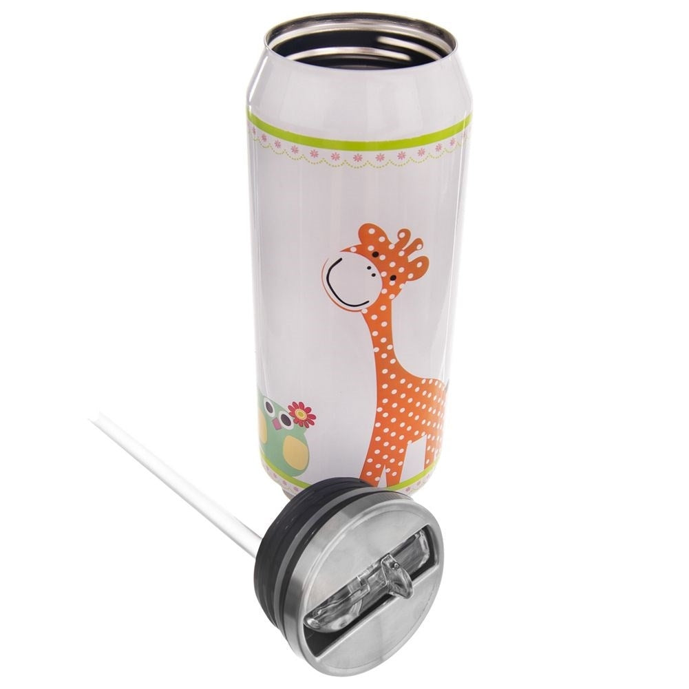Una lata blanca con diseño de jirafa y rana, tapa abierta y pajita.