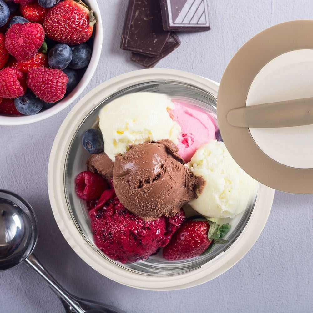 Bol de helado, bayas y chocolate.