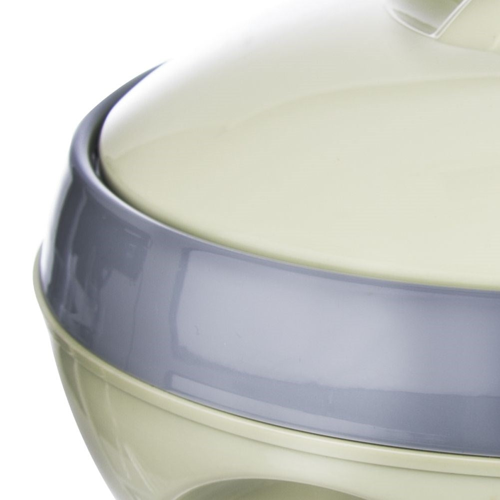 Primer plano de un contenedor color crema con banda gris.