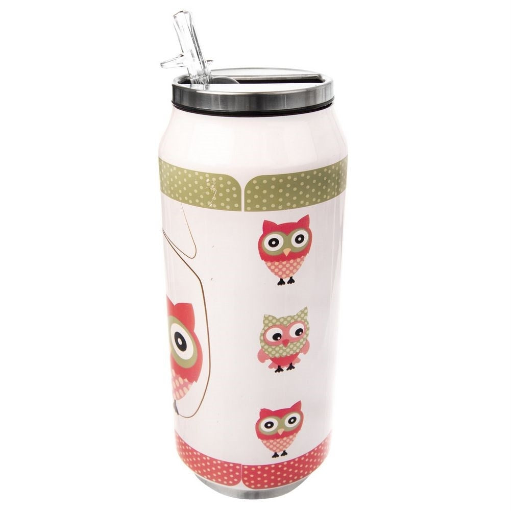 Una taza blanca con forma de lata, con dibujos de búhos y pajita.