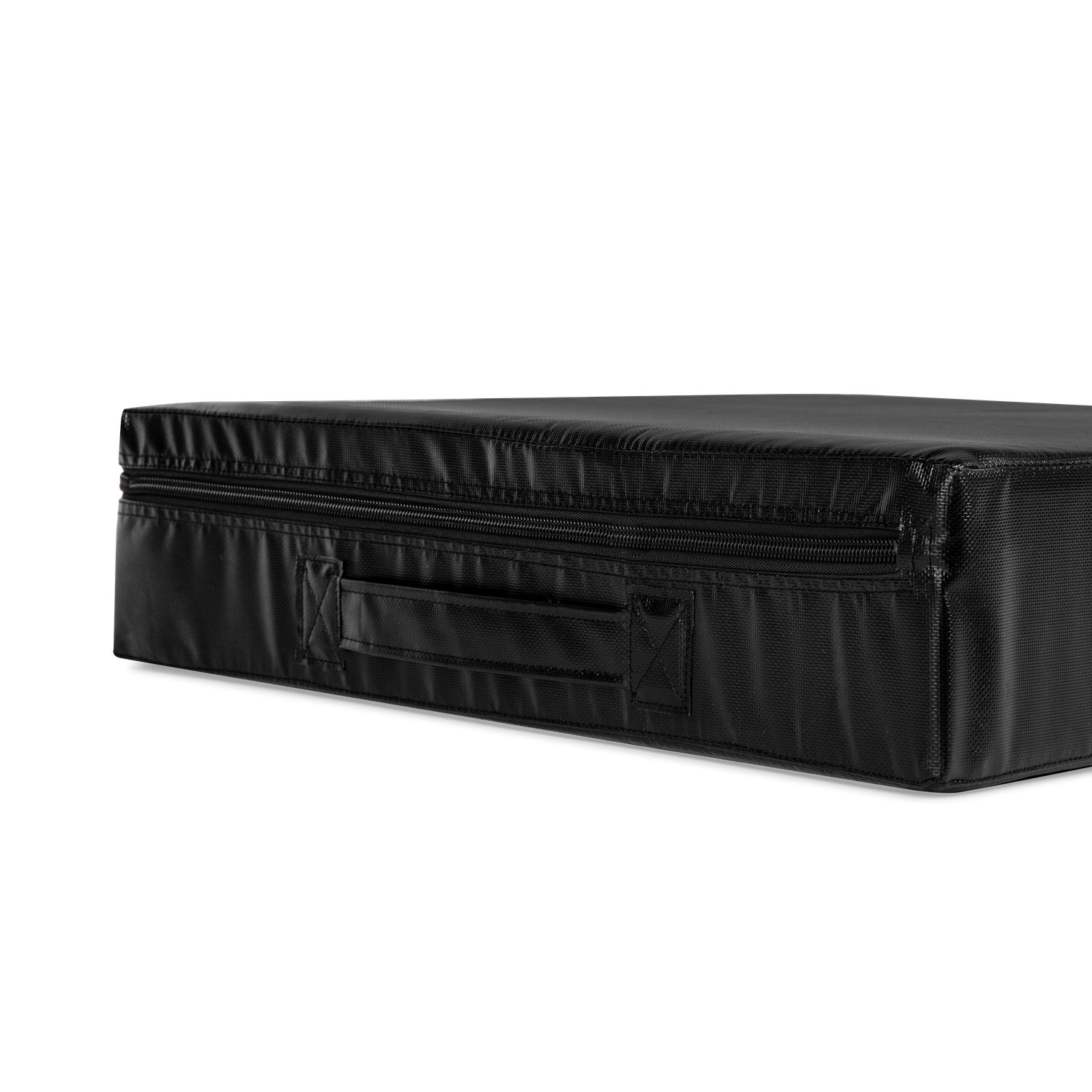 Schwarze Tasche mit Reißverschluss und Griff, auf weißem Hintergrund.