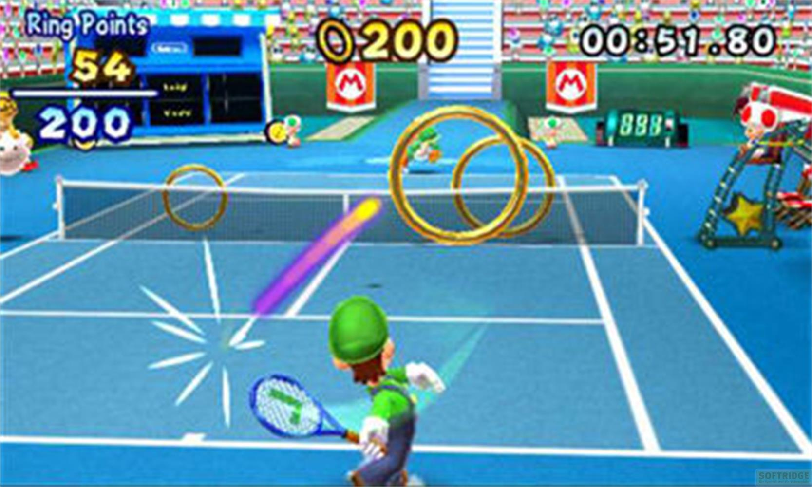 Luigi gra w tenisa na niebieskim korcie, a Yoshi i Toad patrzą.