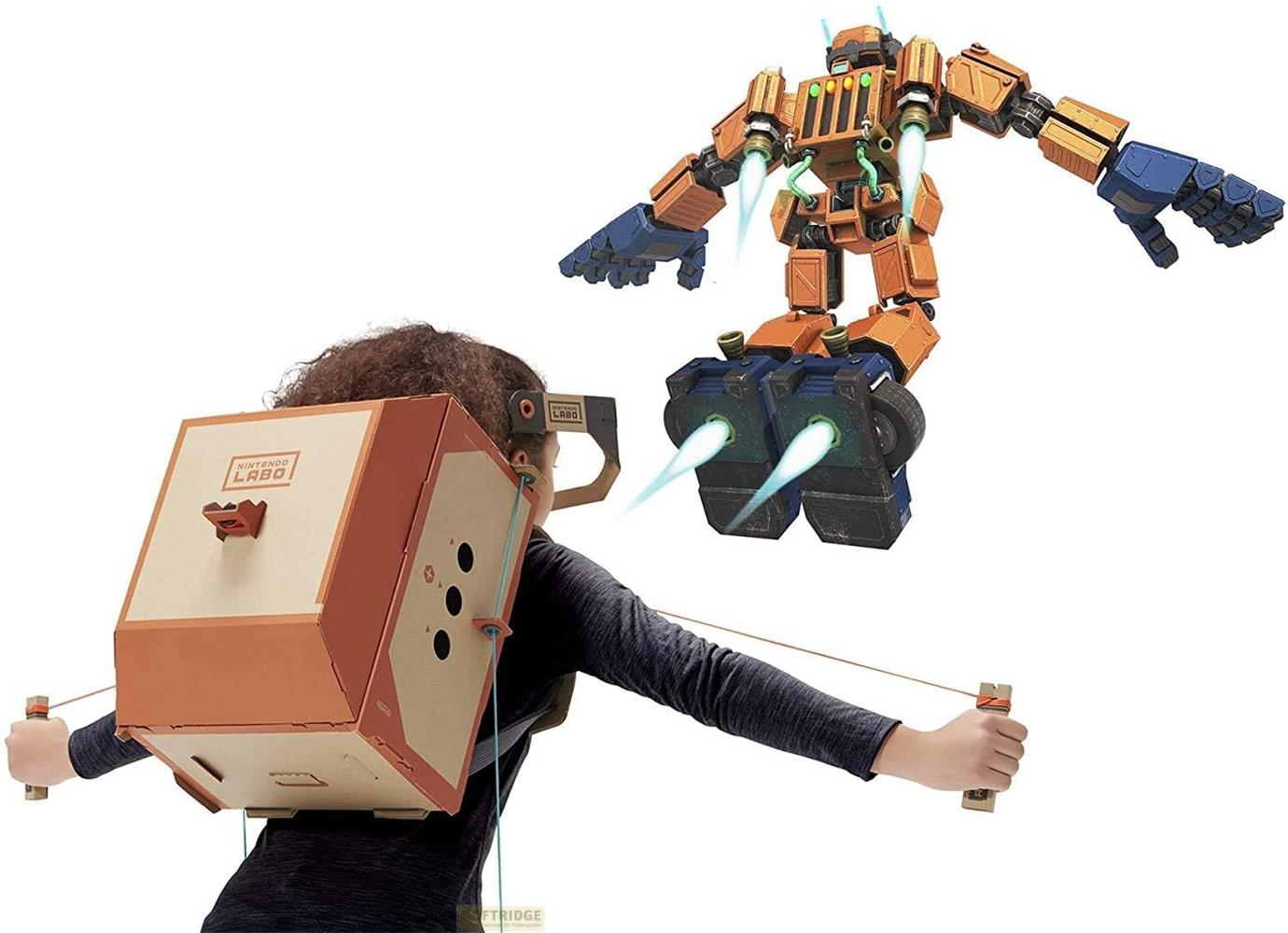 Dziecko noszące plecak robota Nintendo Labo i cyfrowego robota.