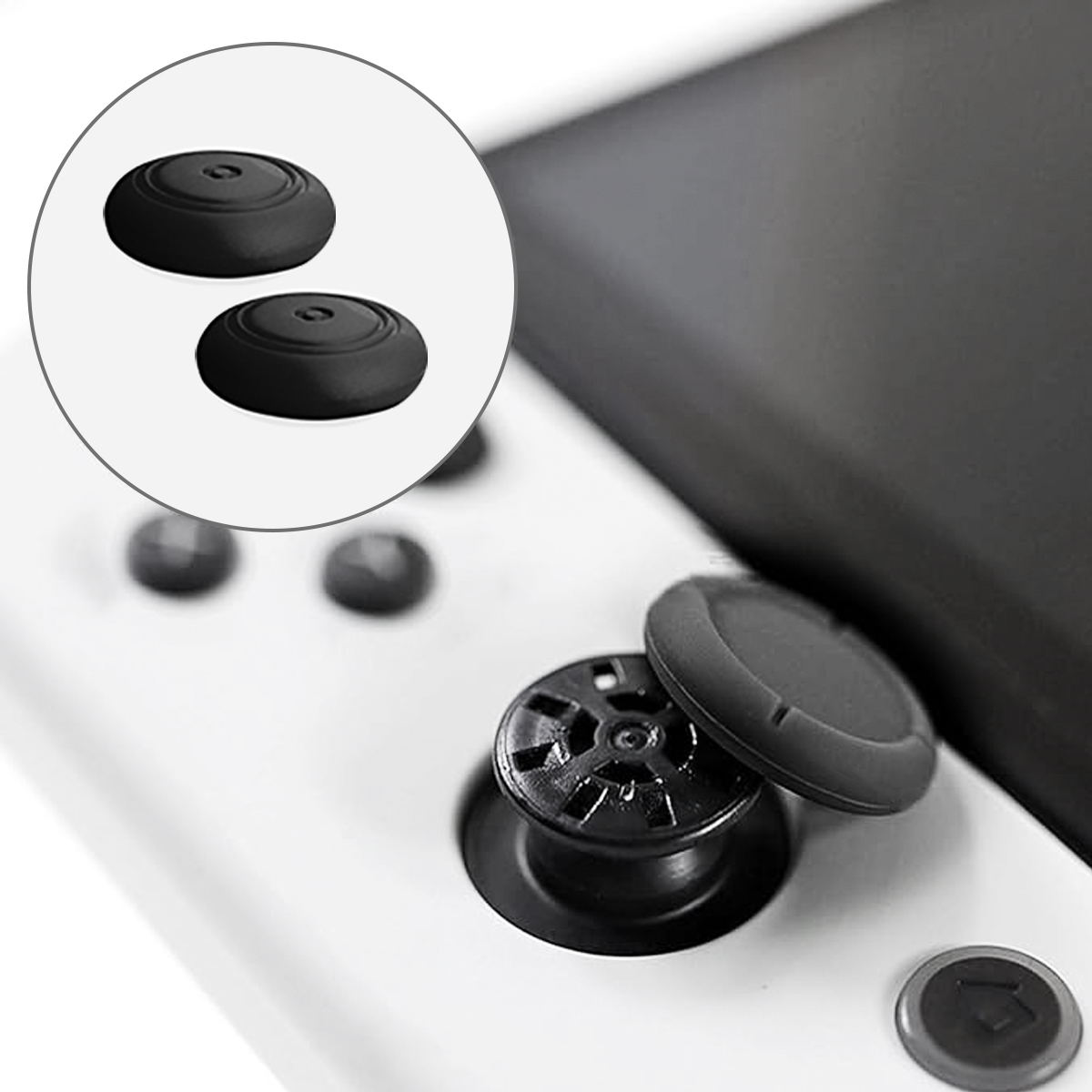 Schwarze Joystick-Kappen auf einem weißen Controller-Teil.