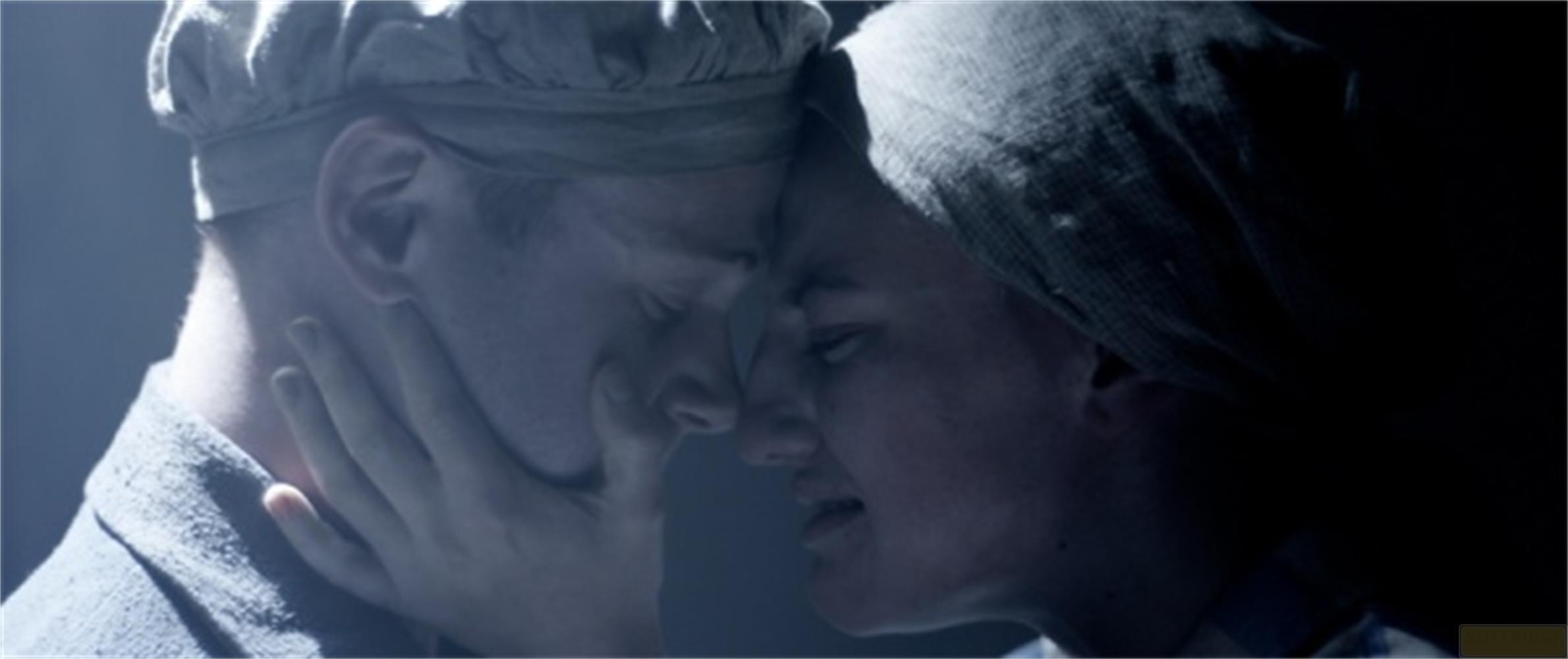 Uomo e donna in abiti che si avvicinano, primo piano.