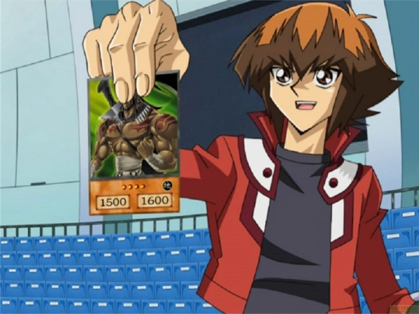 Un ragazzo in rosso tiene una carta Yu-Gi-Oh con un guerriero.
