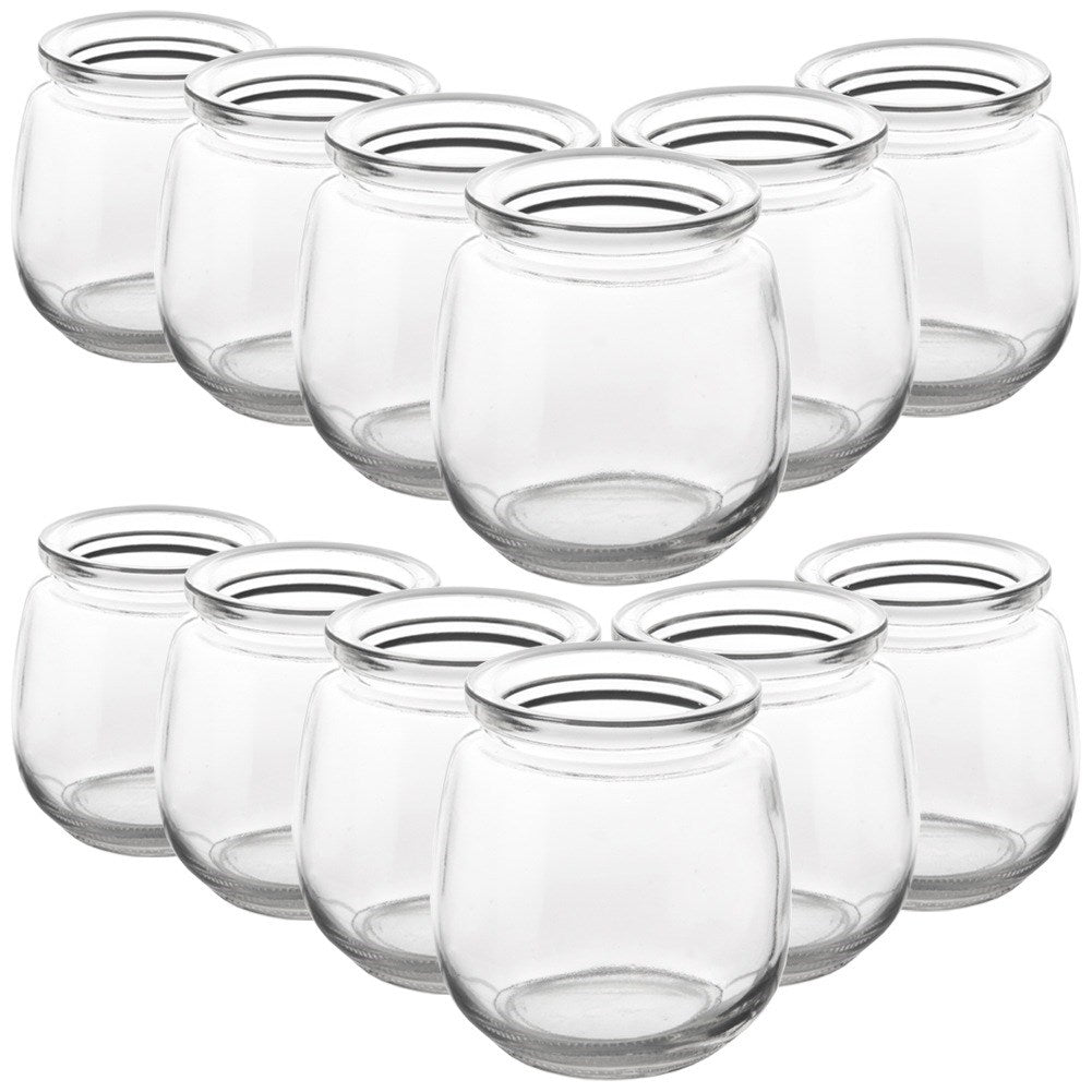 Diez frascos de vidrio transparentes y vacíos con cuello estrecho, sobre fondo blanco.