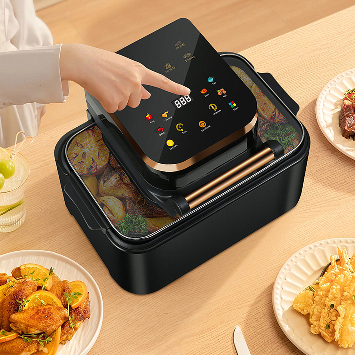 Una mano aziona un apparecchio di cottura nero con display digitali. Piatti di cibo sono vicini.