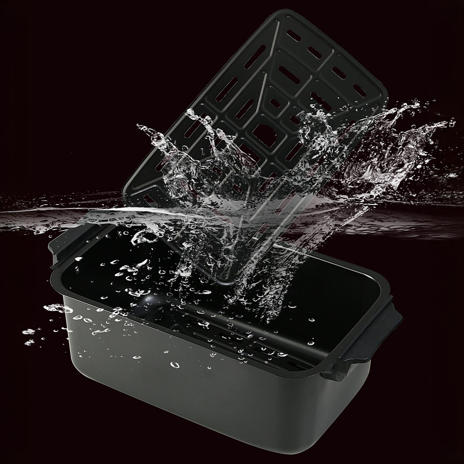 Un contenitore nero con un inserto che schizza nell'acqua.