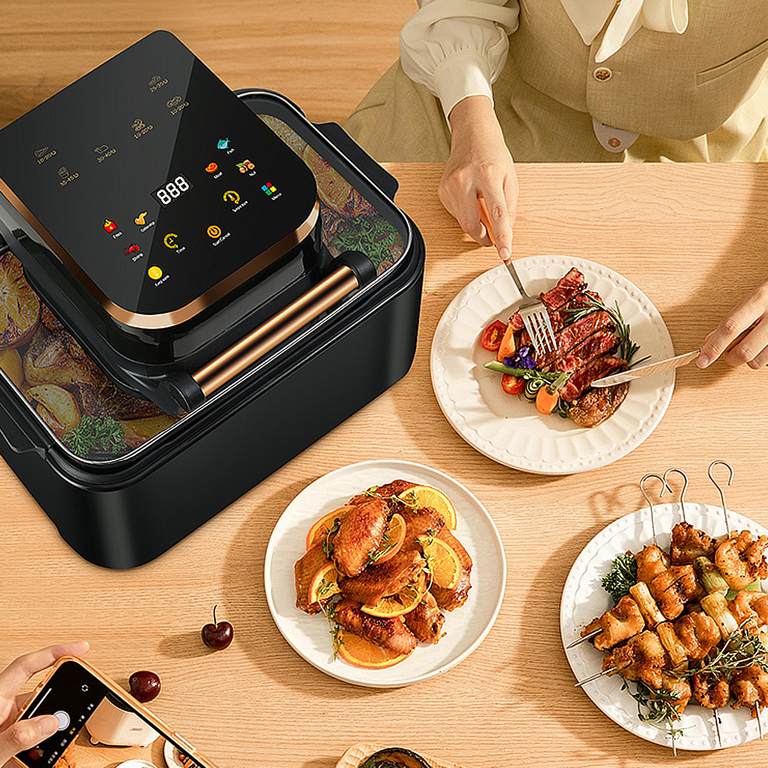 Una friggitrice ad aria nera con controlli digitali, accanto a piatti di carne, pollo e spiedini.