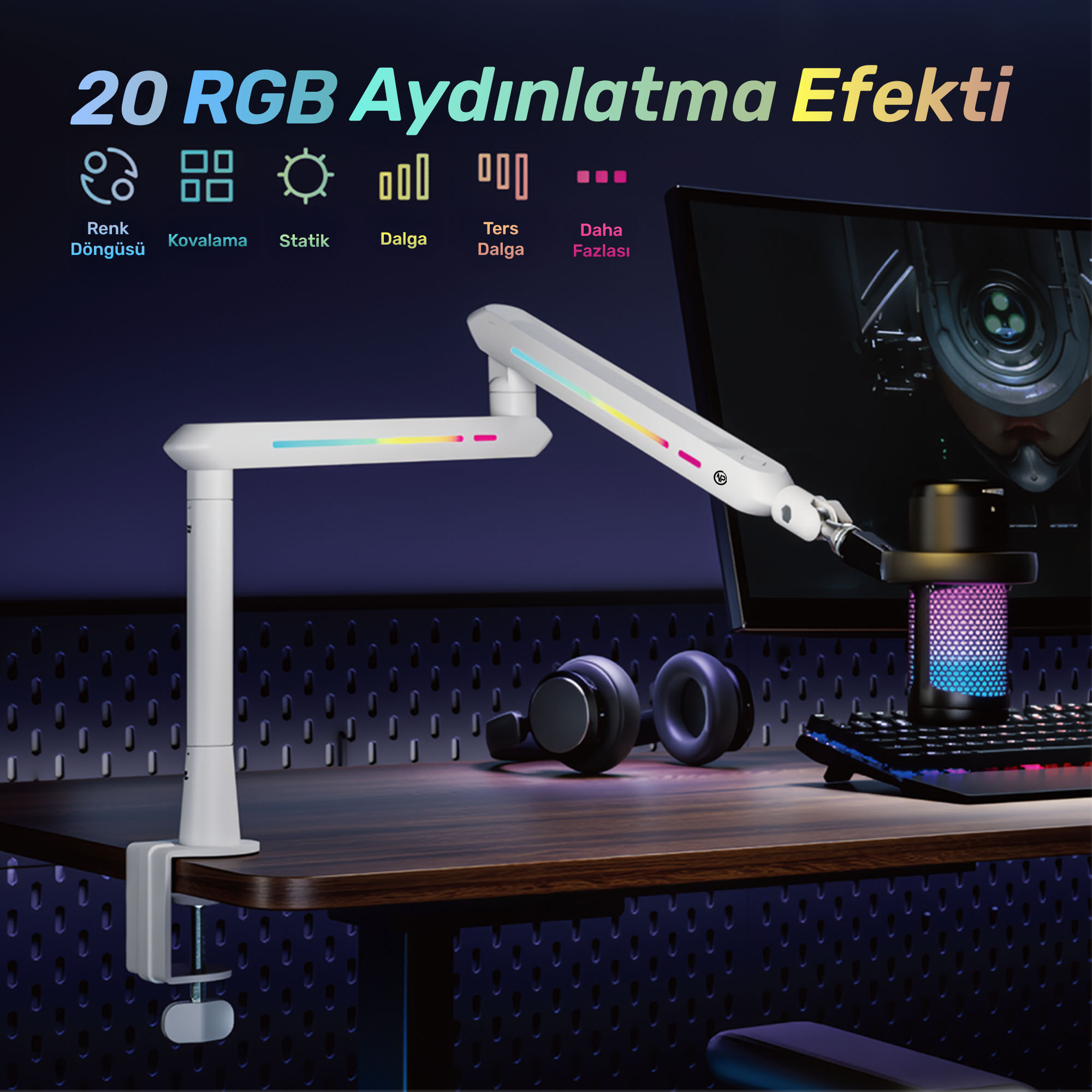 RGB aydınlatmalı beyaz masa kolu, yanında kulaklık, mikrofon ve klavye bulunur.