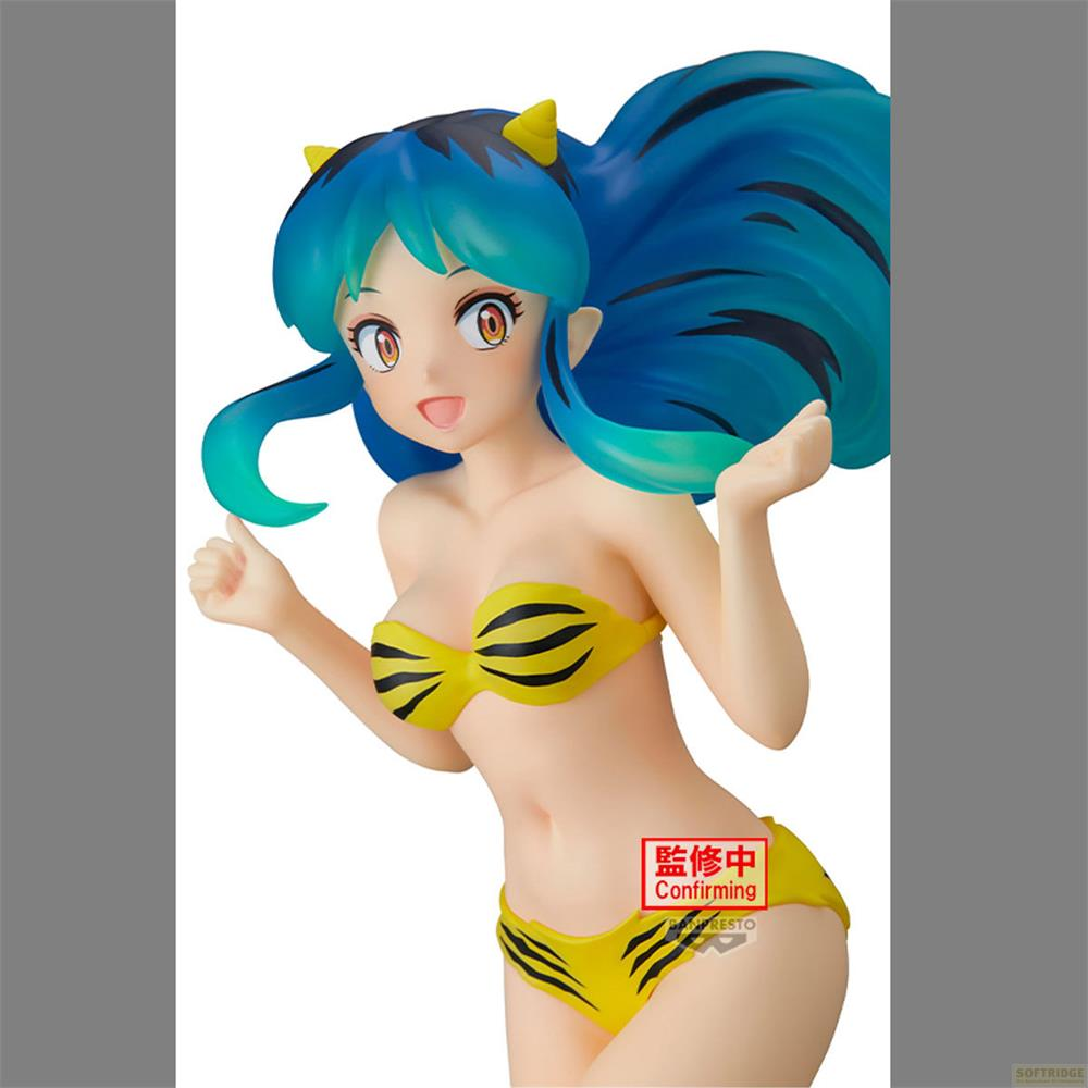 Una figura anime con capelli blu e bikini giallo in posa.