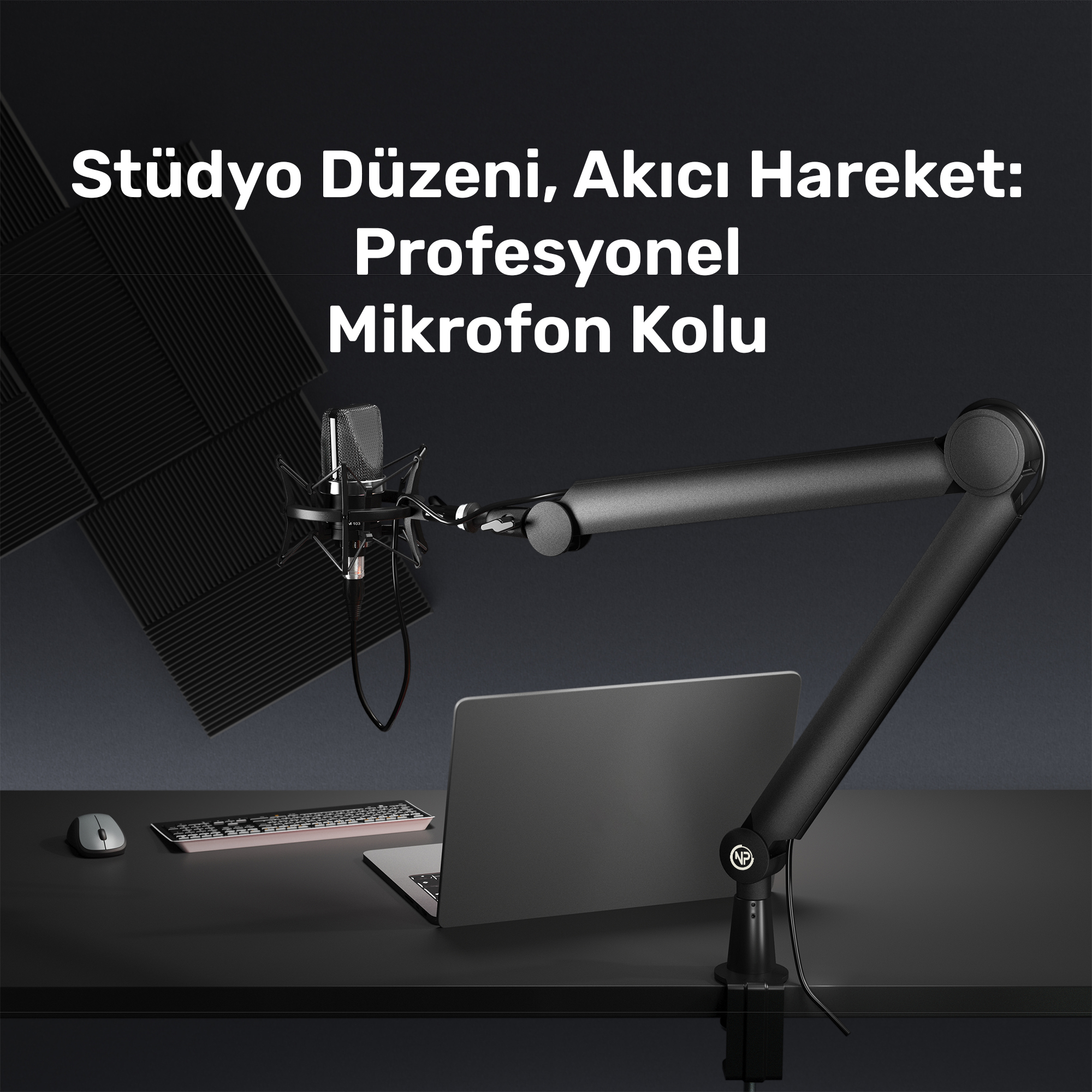 Mikrofon, dizüstü bilgisayar, fare ve klavyenin bulunduğu bir stüdyo kurulumu.