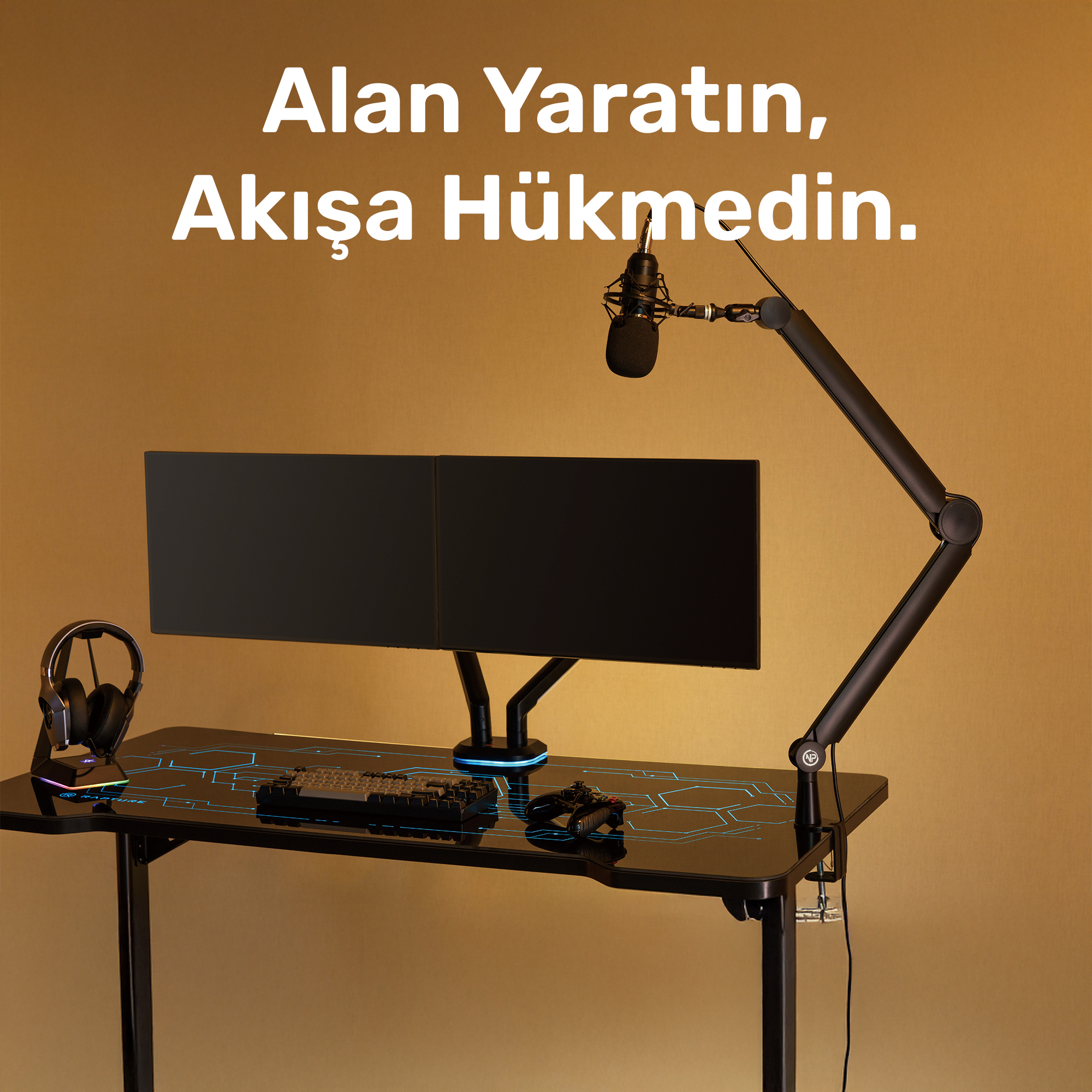 Çift monitör, klavye, fare, mikrofon ve kulaklık içeren bir oyun kurulumu.