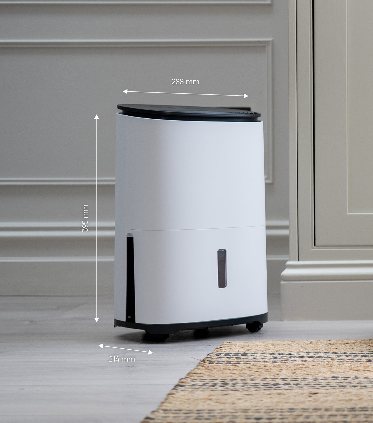 Un deumidificatore bianco con ruote nere e serbatoio dell'acqua.