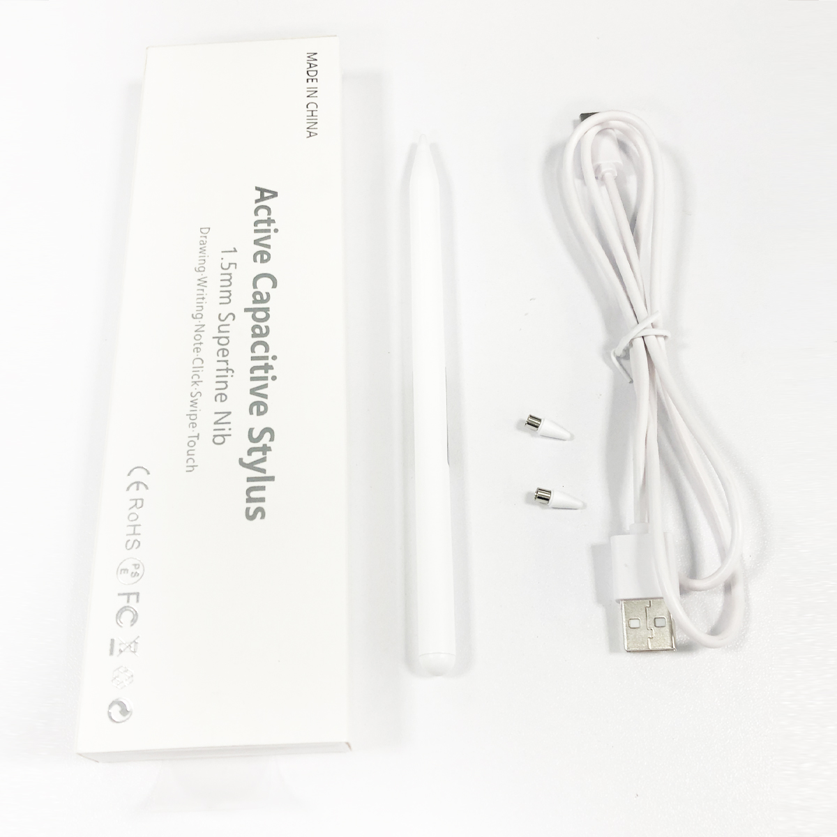 Ein weißer Stift, Ladekabel und Ersatzspitzen liegen neben einer Verpackung.