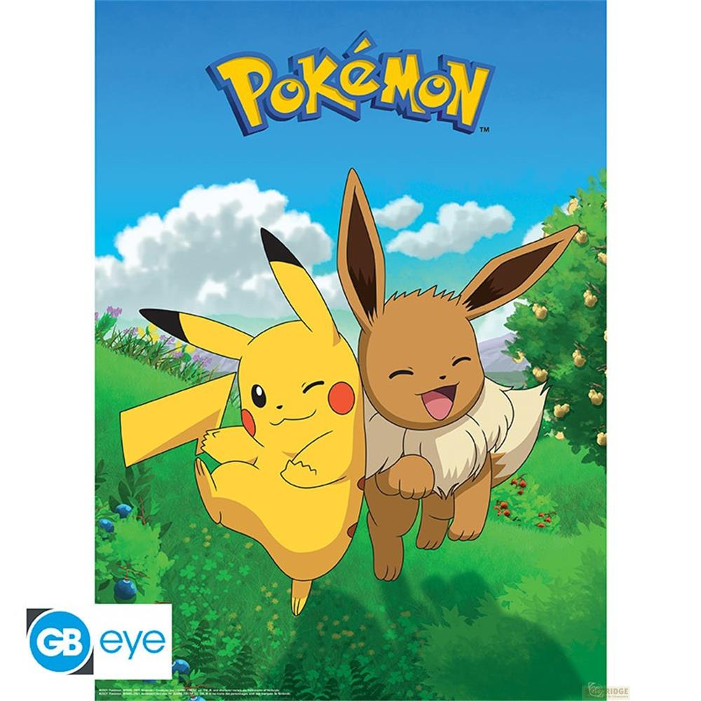 Pikachu ed Eevee corrono in un prato verde sotto un cielo azzurro.