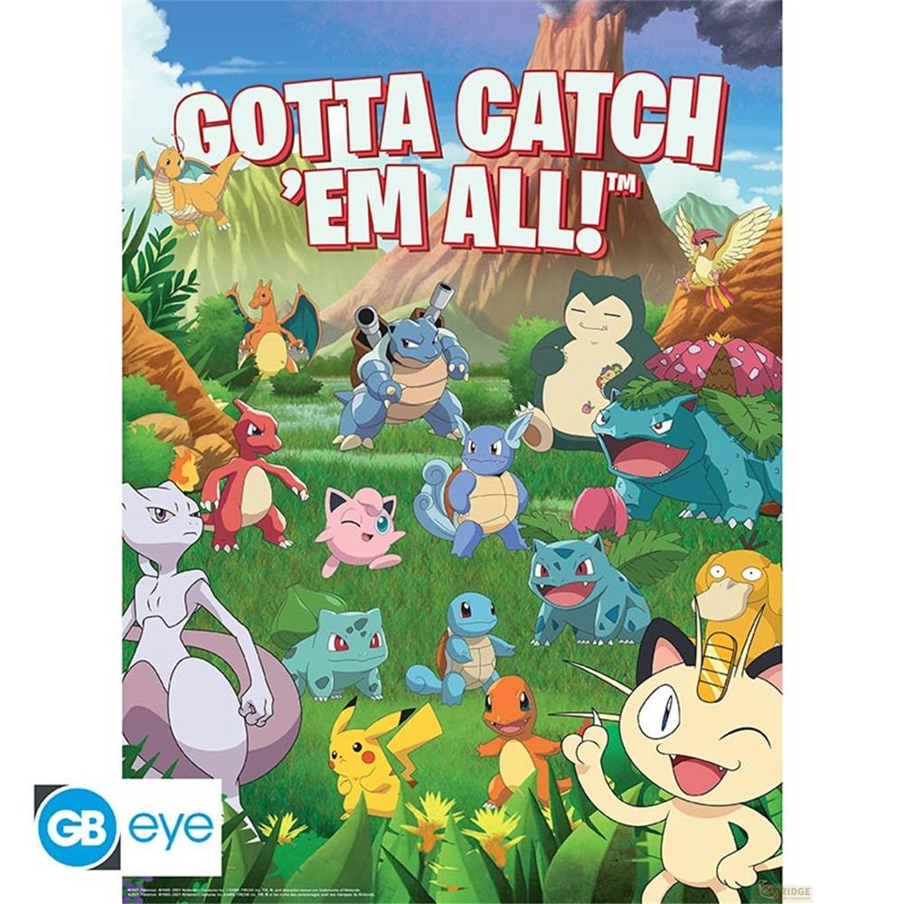 Vari Pokémon come Pikachu, Charizard e Mewtwo in un paesaggio verde.