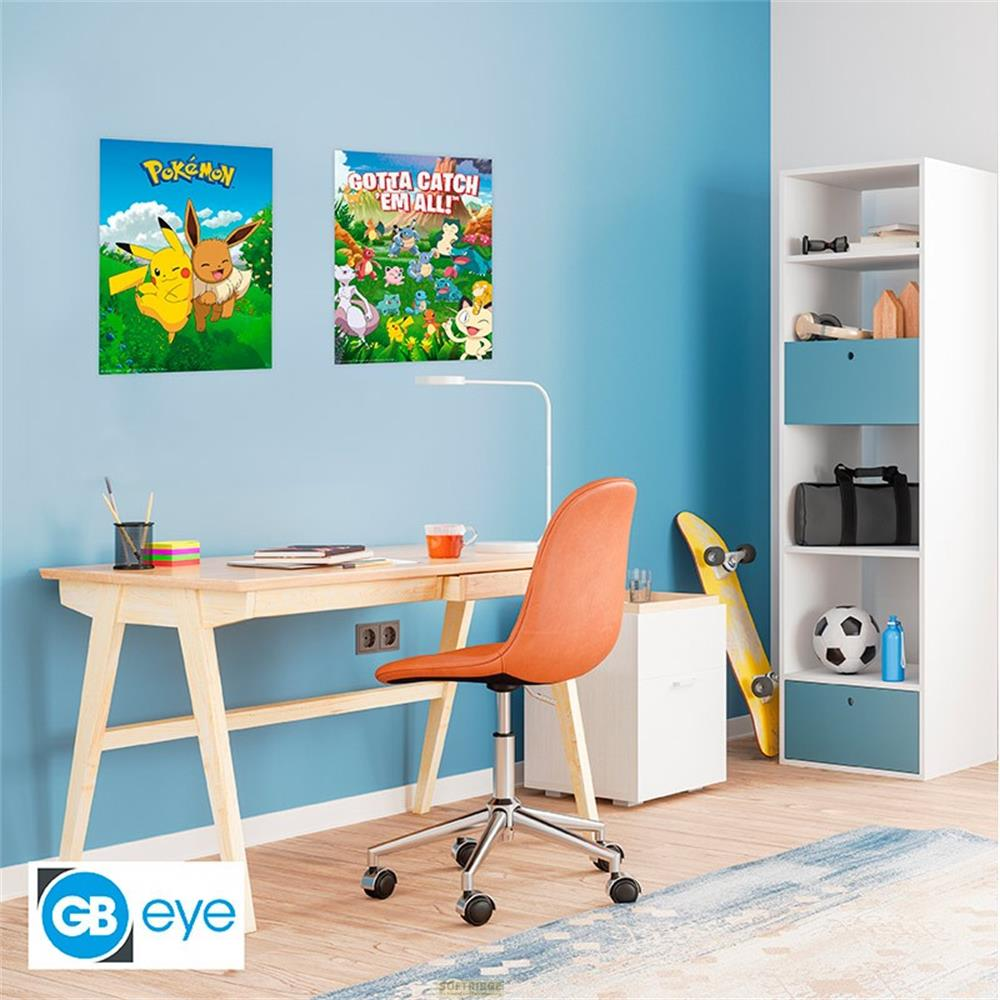 Una scrivania con una sedia arancione di fronte a un muro blu con poster Pokémon.