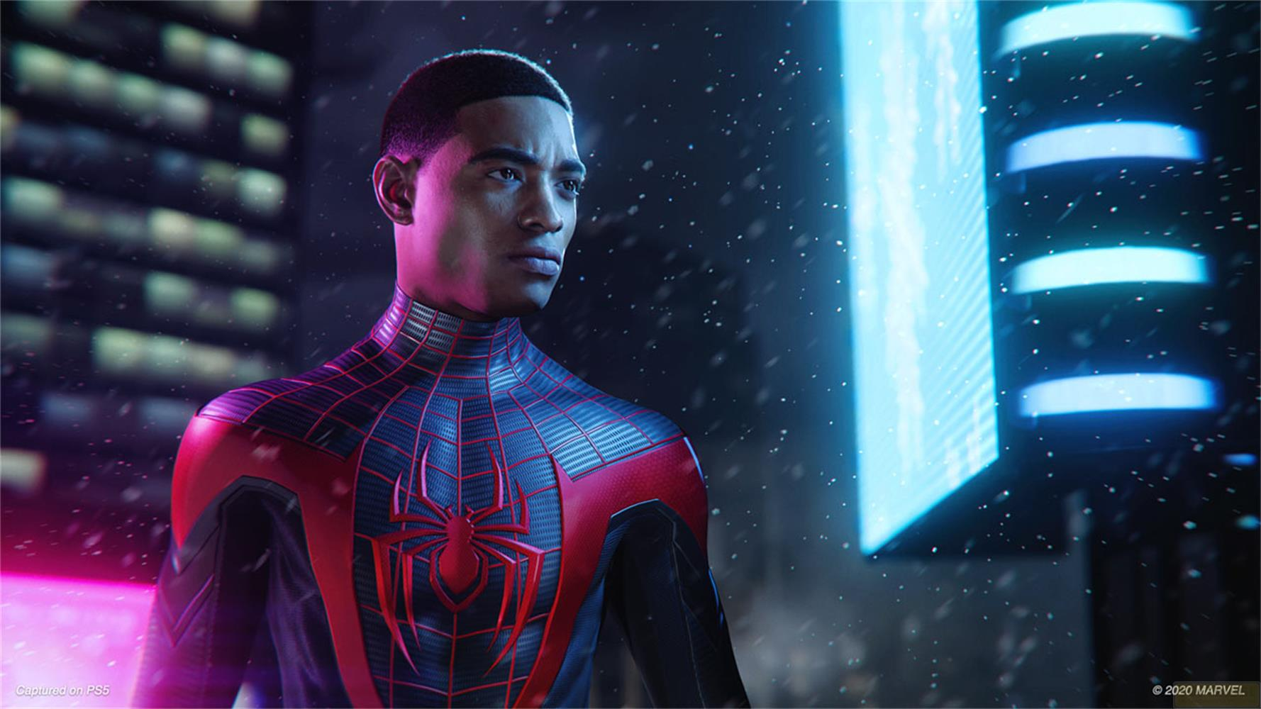Uomo in costume di Spiderman con accenti rossi e blu davanti a un paesaggio urbano sfocato.