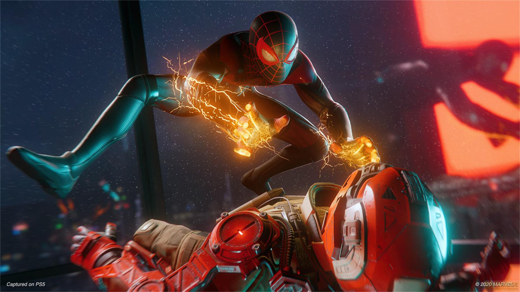 Spider-Man salta con energia elettrica verso un robot rosso.