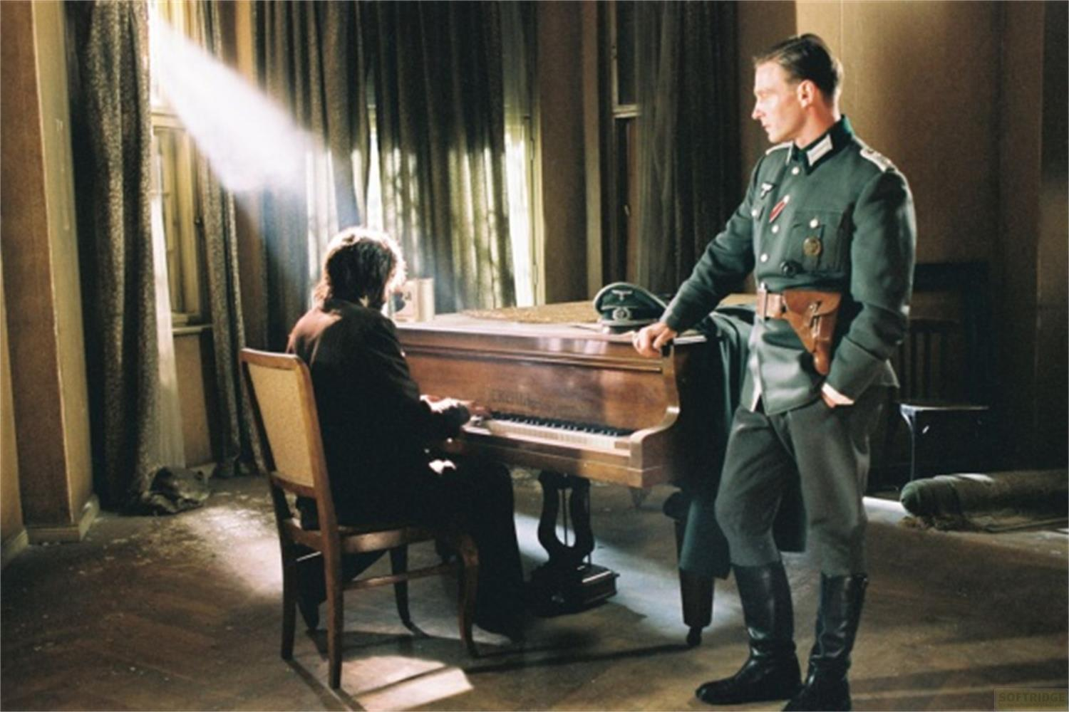 Un uomo suona il pianoforte, un soldato vicino.