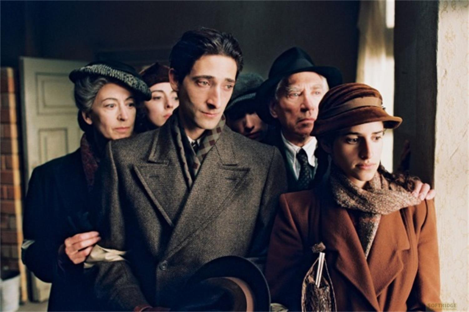 Diverse persone con cappelli e cappotti stanno vicine.
