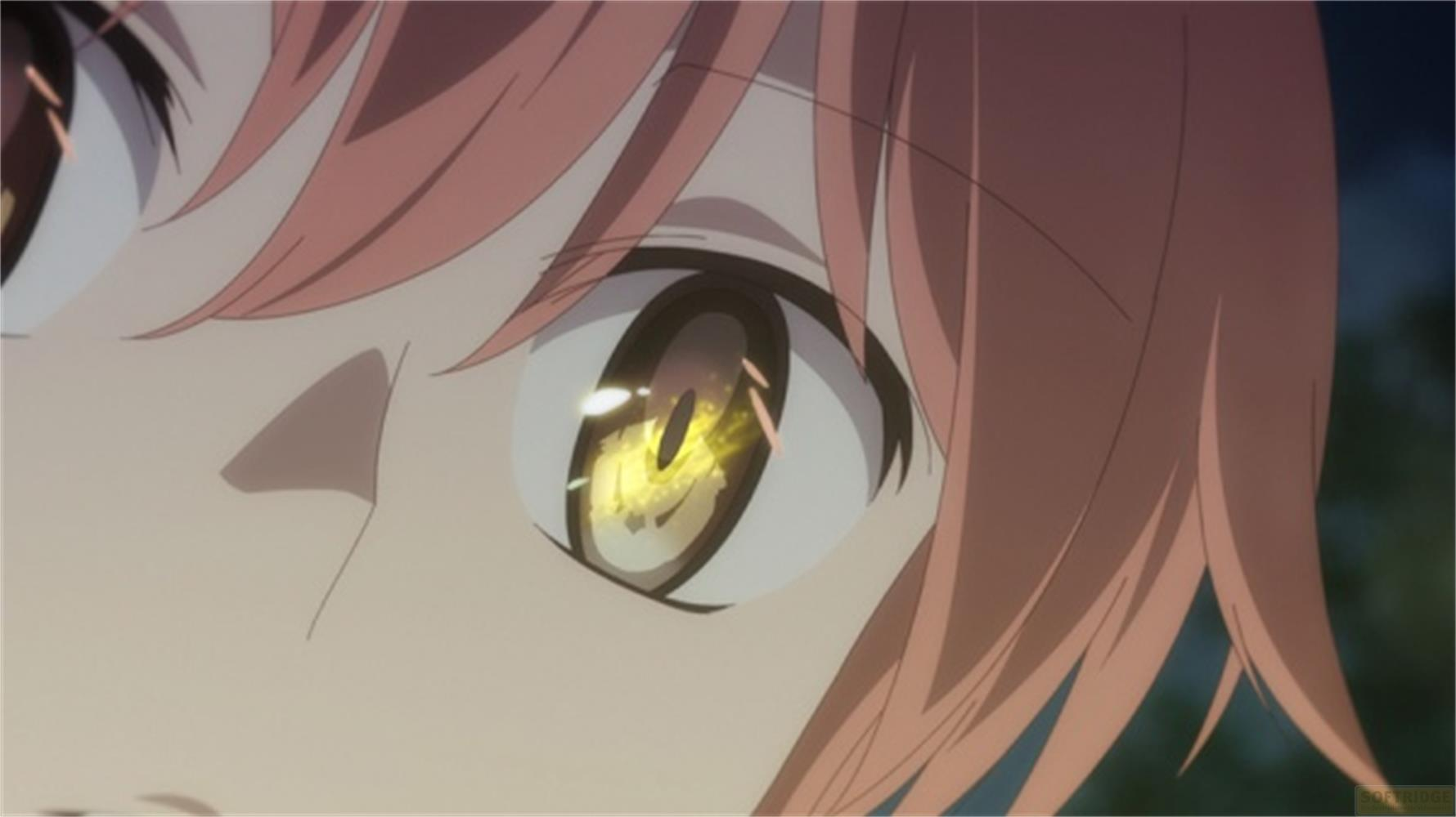 Primo piano di un occhio anime con capelli rosa e bagliore dorato.