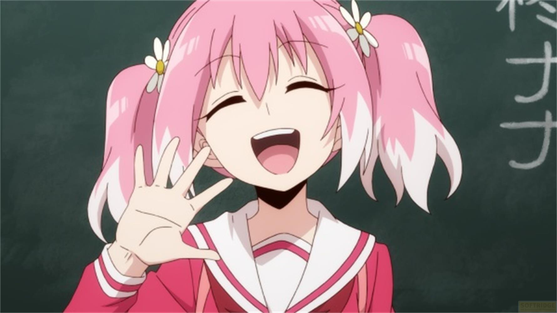 Una ragazza anime con capelli rosa saluta allegramente davanti a una lavagna.