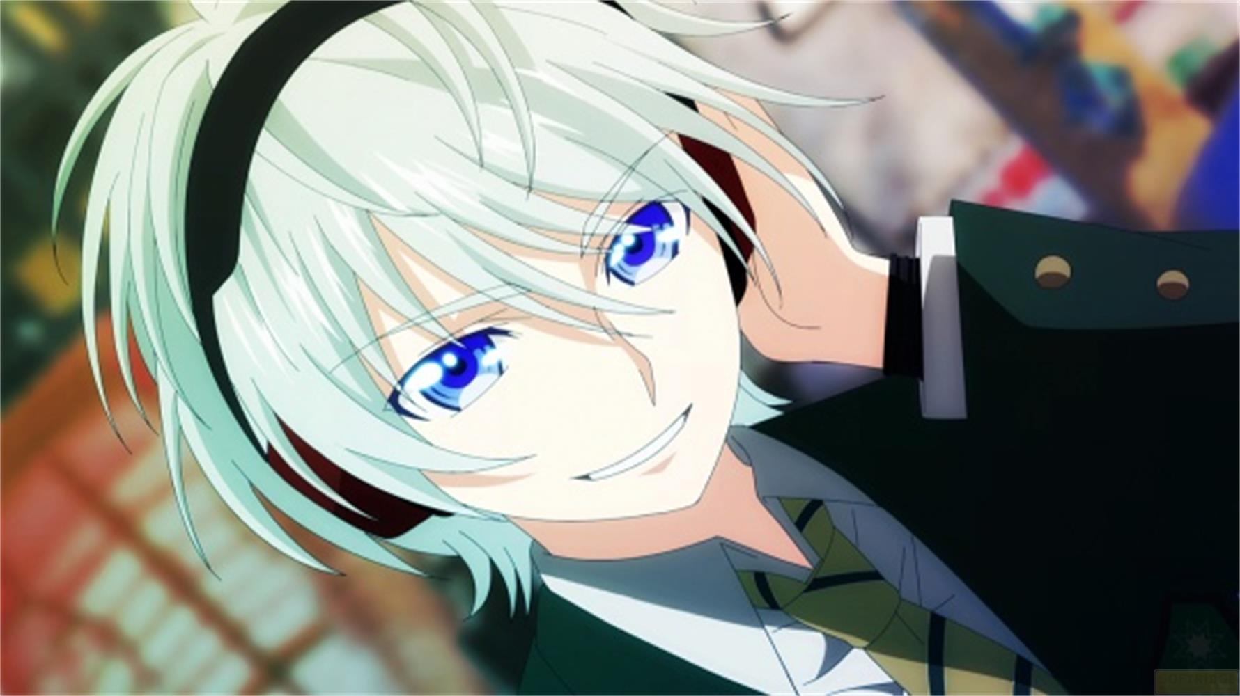 Ragazzo anime con capelli bianchi, occhi azzurri, sorridente, indossa uniforme scura con cravatta a righe.