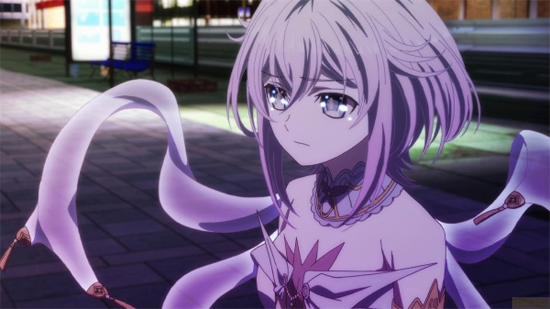 Ragazza anime con capelli e vestiti viola in una strada.