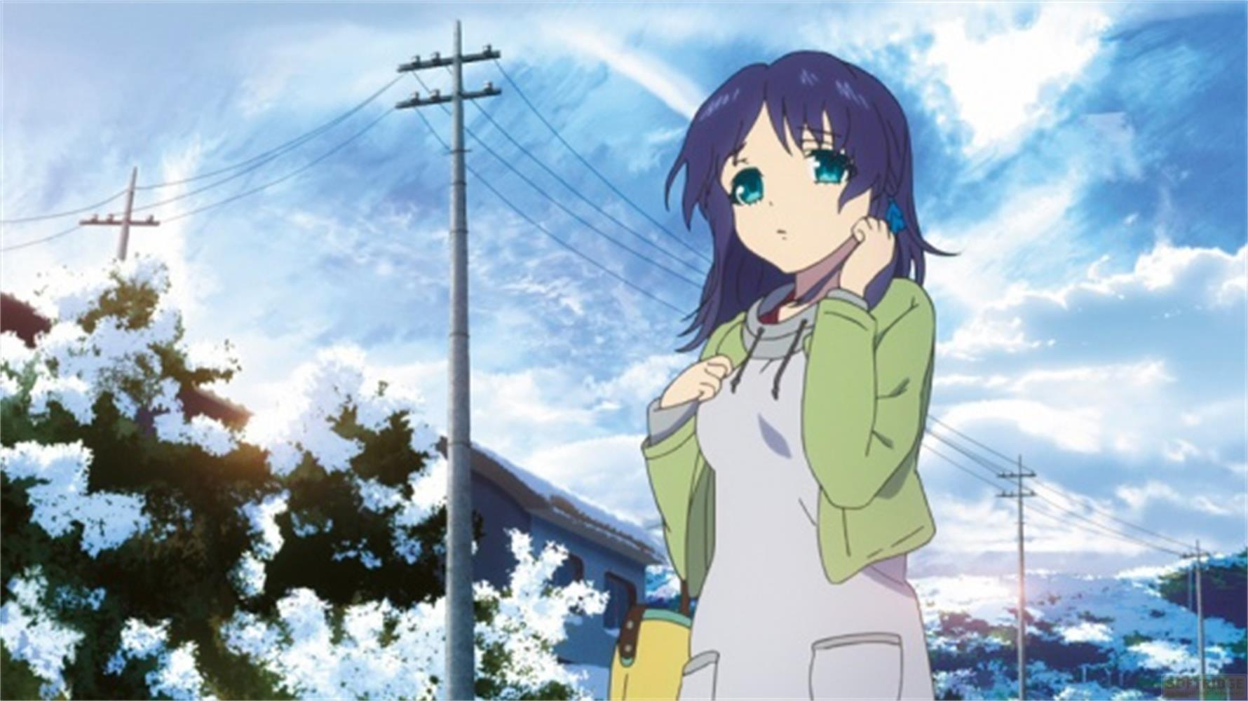 Una ragazza anime con i capelli viola sta fuori sotto un cielo nuvoloso.