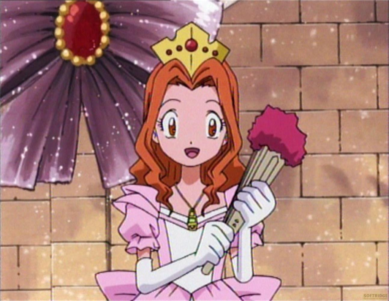 Una ragazza dai capelli rossi in abito rosa e corona tiene un ventaglio.