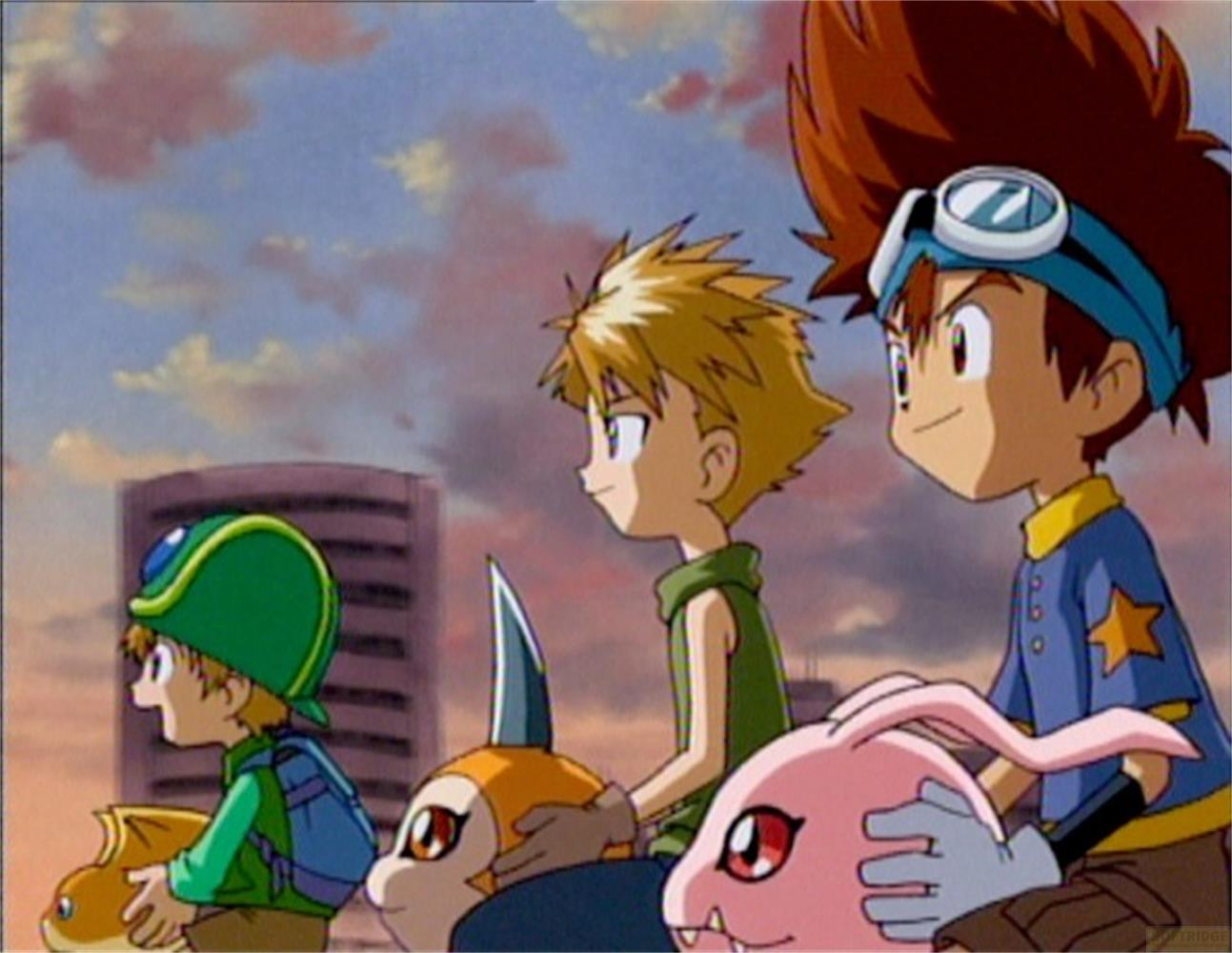 Quattro bambini con compagni Digimon camminano contro un cielo nuvoloso. Edifici sullo sfondo.