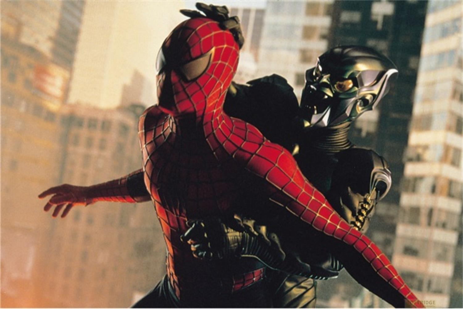 Spider-Man en costume rouge lutte contre le Bouffon Vert masqué sur fond de ville.