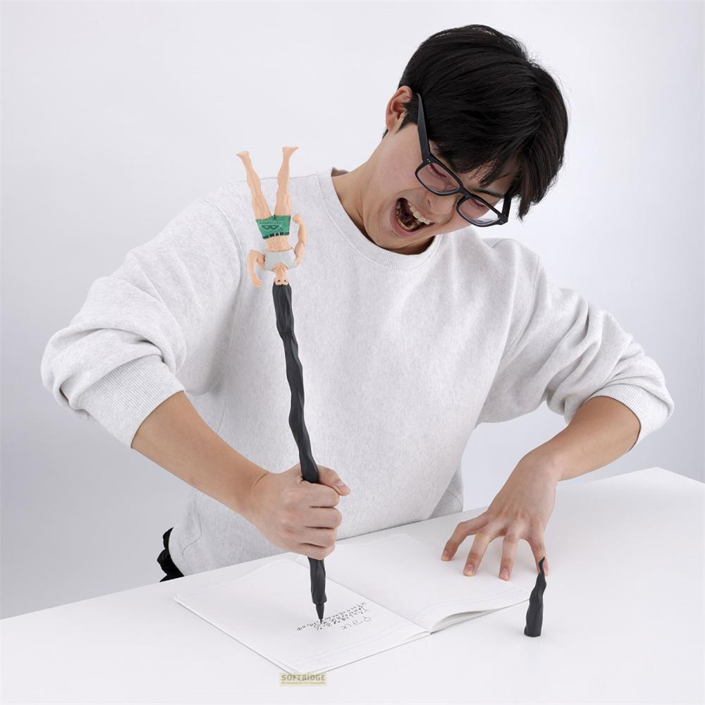 Ein Mann mit Brille hält einen Stift mit einer Figur, die kopfüber hängt.